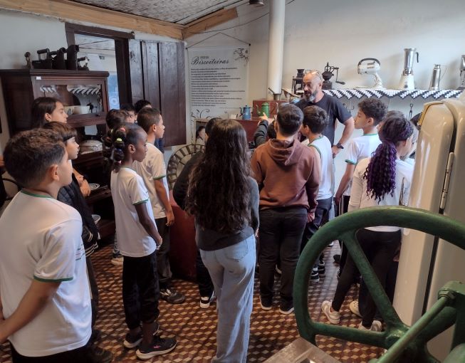 api-modulos/fotos/img/galeria_cat_culturais_493/493/13816/VISITA GUIADA POR GUSTAVO, ESCOLA MUNICIPAL OROSINA CECÍLIO MENDONÇA, PROF. TALITA, 26.08.2026 (10).jpg